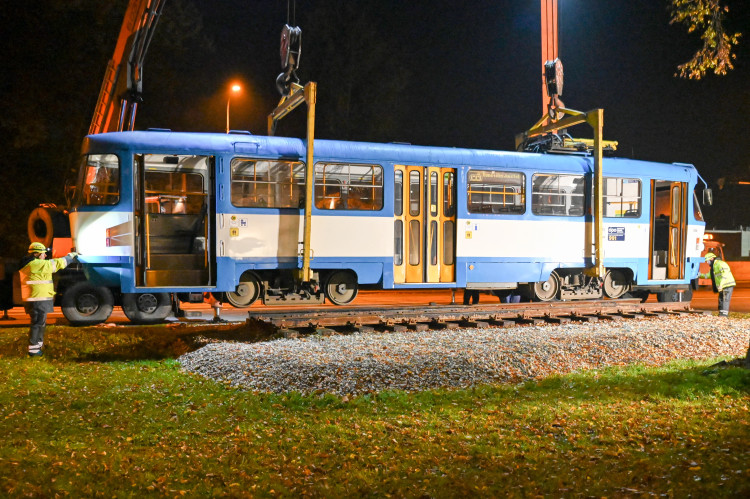 Kafe. Kostel. Zastávka. Půlnoční stěhovaní tramvaje před kostel v Kunčičkách