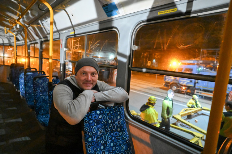 Kafe. Kostel. Zastávka. Půlnoční stěhovaní tramvaje před kostel v Kunčičkách