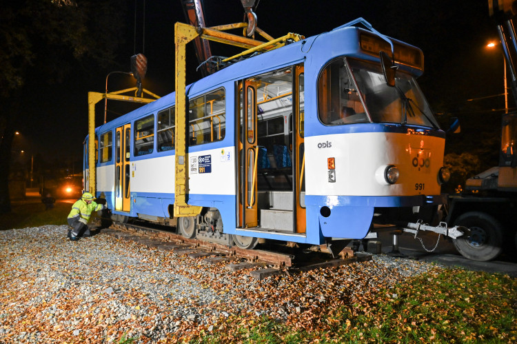 Kafe. Kostel. Zastávka. Půlnoční stěhovaní tramvaje před kostel v Kunčičkách