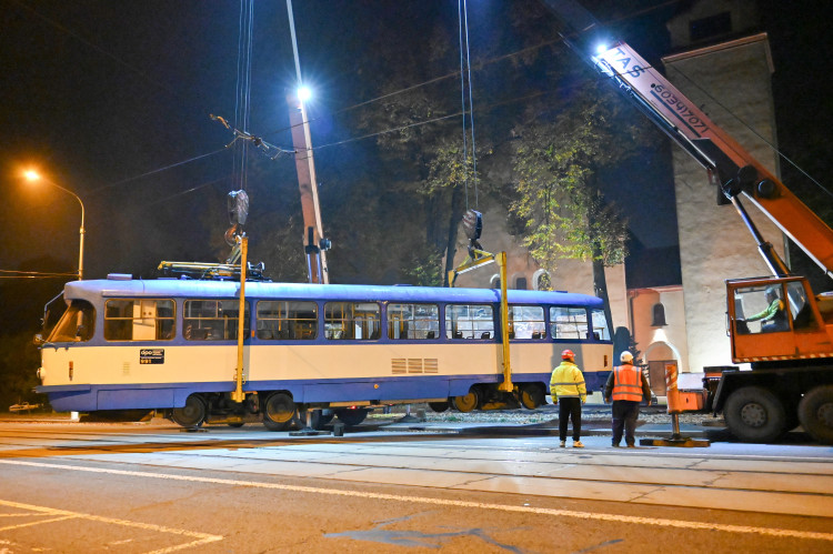 Kafe. Kostel. Zastávka. Půlnoční stěhovaní tramvaje před kostel v Kunčičkách