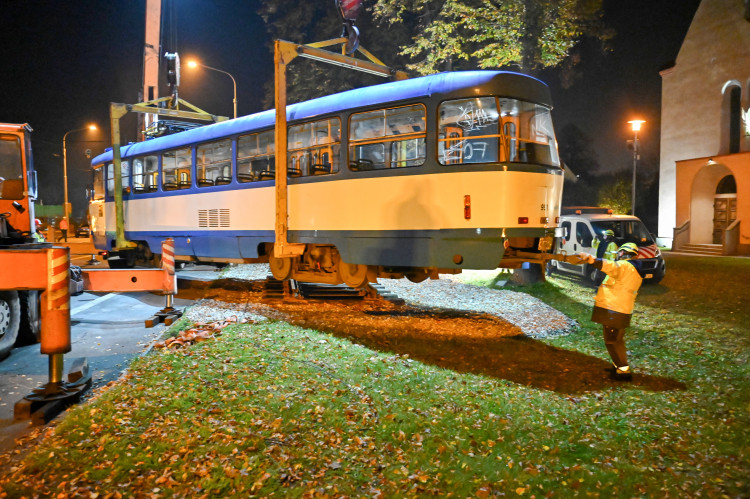 Kafe. Kostel. Zastávka. Půlnoční stěhovaní tramvaje před kostel v Kunčičkách