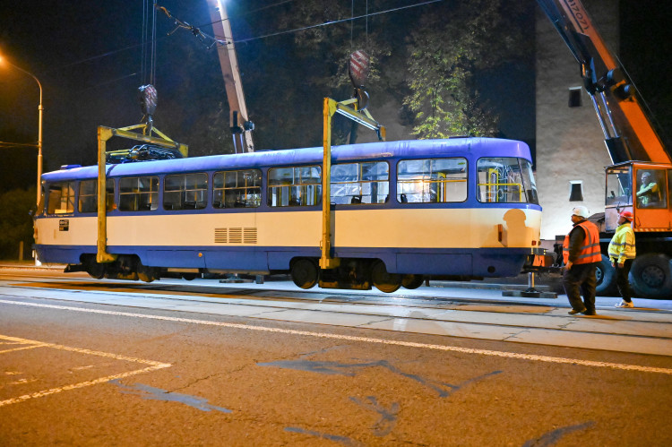 Kafe. Kostel. Zastávka. Půlnoční stěhovaní tramvaje před kostel v Kunčičkách