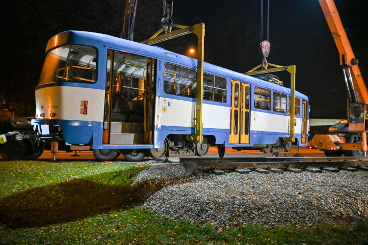 Kafe. Kostel. Zastávka. Půlnoční stěhovaní tramvaje před kostel v Kunčičkách
