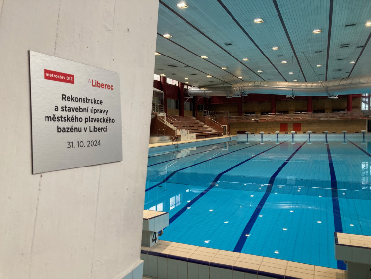 Bazén Liberec před rekonstrukcí, předání staveniště dodavateli a vizualizace budoucí podoby interiéru.