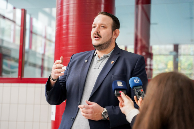 Bazén Liberec před rekonstrukcí, předání staveniště dodavateli a vizualizace budoucí podoby interiéru.