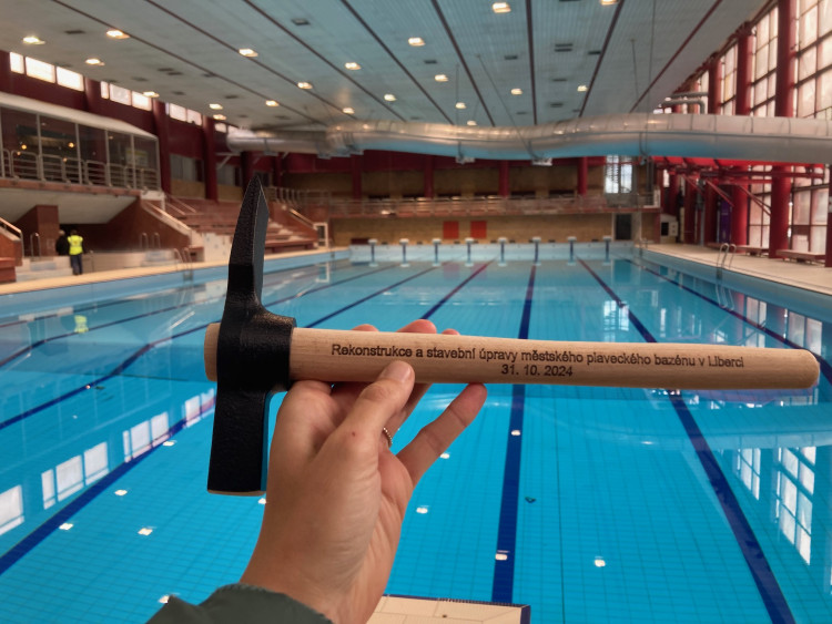 Bazén Liberec před rekonstrukcí, předání staveniště dodavateli a vizualizace budoucí podoby interiéru.