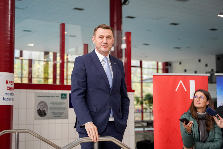 Bazén Liberec před rekonstrukcí, předání staveniště dodavateli a vizualizace budoucí podoby interiéru.