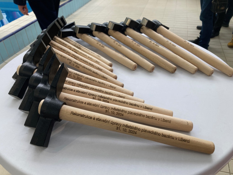 Bazén Liberec před rekonstrukcí, předání staveniště dodavateli a vizualizace budoucí podoby interiéru.