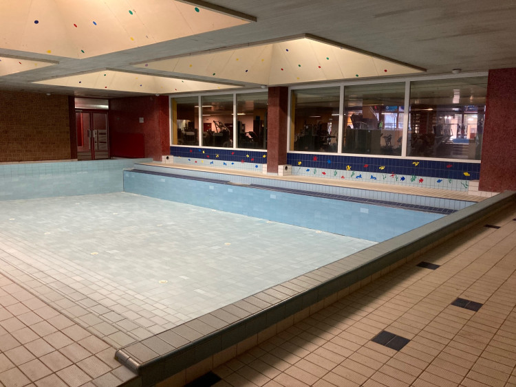 Bazén Liberec před rekonstrukcí, předání staveniště dodavateli a vizualizace budoucí podoby interiéru.