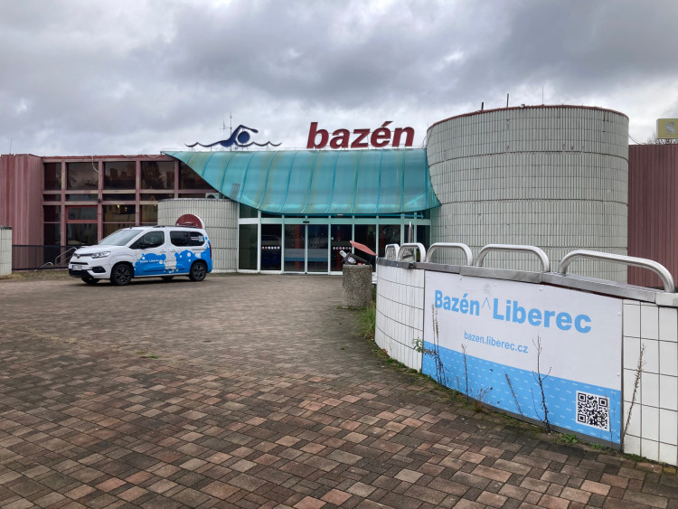 Bazén Liberec před rekonstrukcí, předání staveniště dodavateli a vizualizace budoucí podoby interiéru.