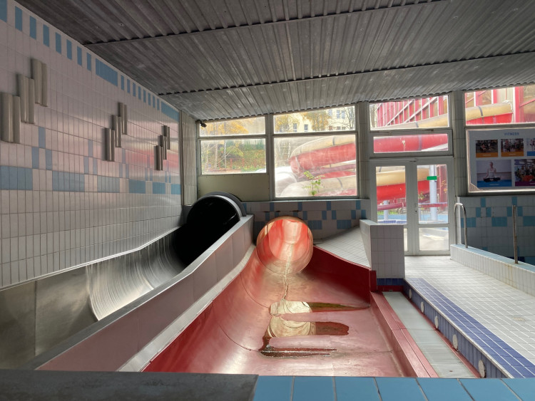 Bazén Liberec před rekonstrukcí, předání staveniště dodavateli a vizualizace budoucí podoby interiéru.