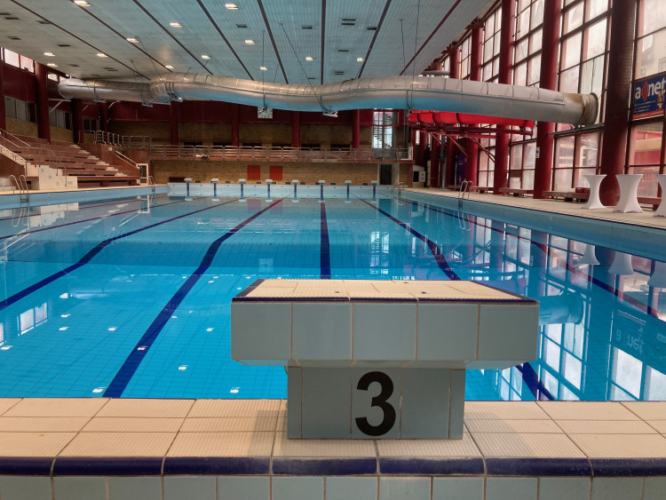 Bazén Liberec před rekonstrukcí, předání staveniště dodavateli a vizualizace budoucí podoby interiéru.