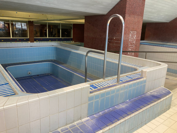 Bazén Liberec před rekonstrukcí, předání staveniště dodavateli a vizualizace budoucí podoby interiéru.