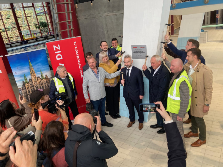 Bazén Liberec před rekonstrukcí, předání staveniště dodavateli a vizualizace budoucí podoby interiéru.