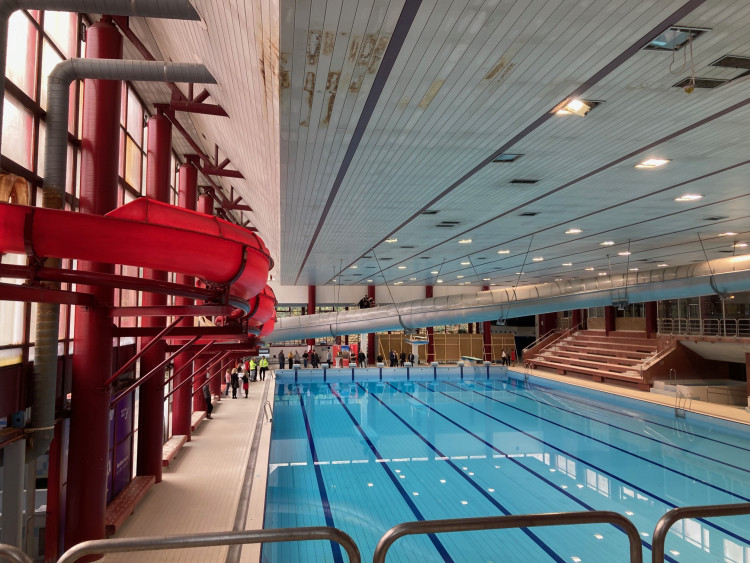 Bazén Liberec před rekonstrukcí, předání staveniště dodavateli a vizualizace budoucí podoby interiéru.