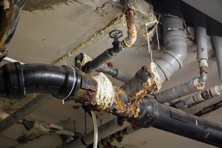 Bazén Liberec před rekonstrukcí, předání staveniště dodavateli a vizualizace budoucí podoby interiéru.