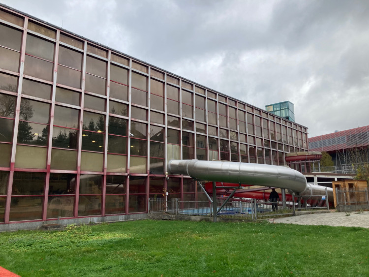 Bazén Liberec před rekonstrukcí, předání staveniště dodavateli a vizualizace budoucí podoby interiéru.