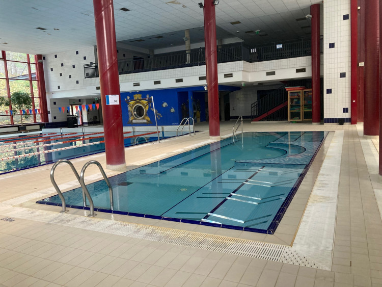 Bazén Liberec před rekonstrukcí, předání staveniště dodavateli a vizualizace budoucí podoby interiéru.