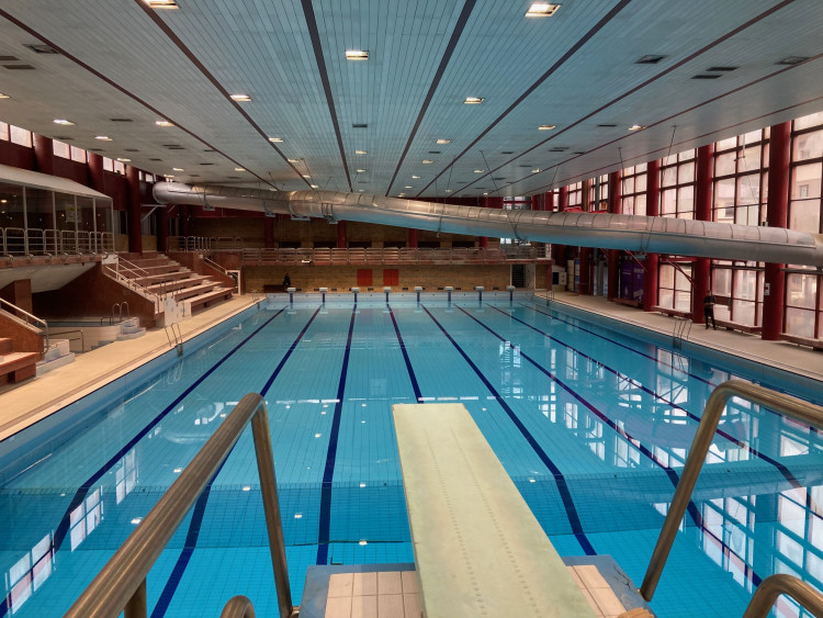 Bazén Liberec před rekonstrukcí, předání staveniště dodavateli a vizualizace budoucí podoby interiéru.