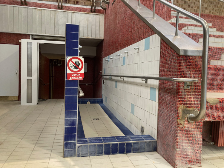 Bazén Liberec před rekonstrukcí, předání staveniště dodavateli a vizualizace budoucí podoby interiéru.