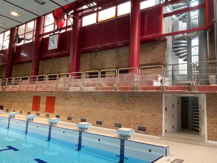 Bazén Liberec před rekonstrukcí, předání staveniště dodavateli a vizualizace budoucí podoby interiéru.