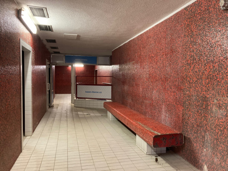 Bazén Liberec před rekonstrukcí, předání staveniště dodavateli a vizualizace budoucí podoby interiéru.