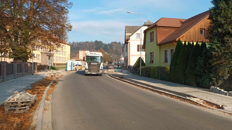 FOTOGALERIE: Důležitý průtah Hanušovicemi prošel opravami