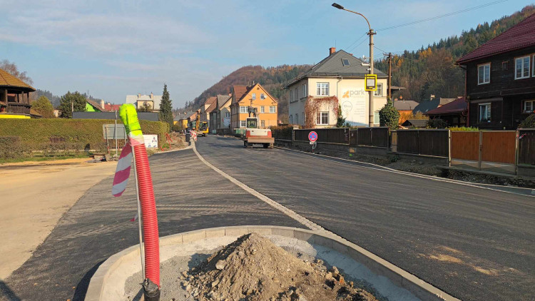 FOTOGALERIE: Důležitý průtah Hanušovicemi prošel opravami