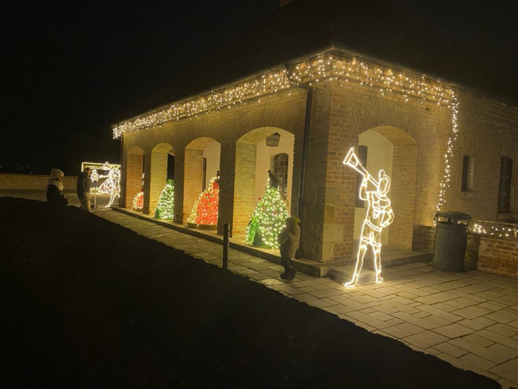 Brněnský hrad Špilberk rozzářily statisíce světel. Odkazují na dávné legendy, nechybí ani světelný drak