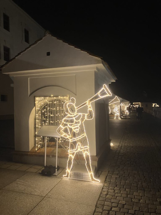 Brněnský hrad Špilberk rozzářily statisíce světel. Odkazují na dávné legendy, nechybí ani světelný drak