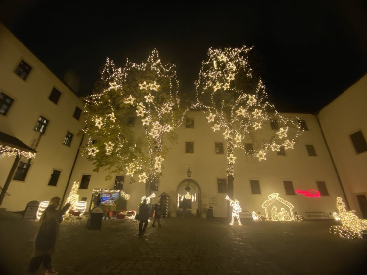 Brněnský hrad Špilberk rozzářily statisíce světel. Odkazují na dávné legendy, nechybí ani světelný drak