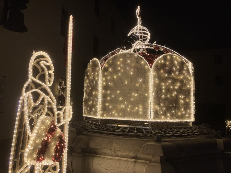 Brněnský hrad Špilberk rozzářily statisíce světel. Odkazují na dávné legendy, nechybí ani světelný drak