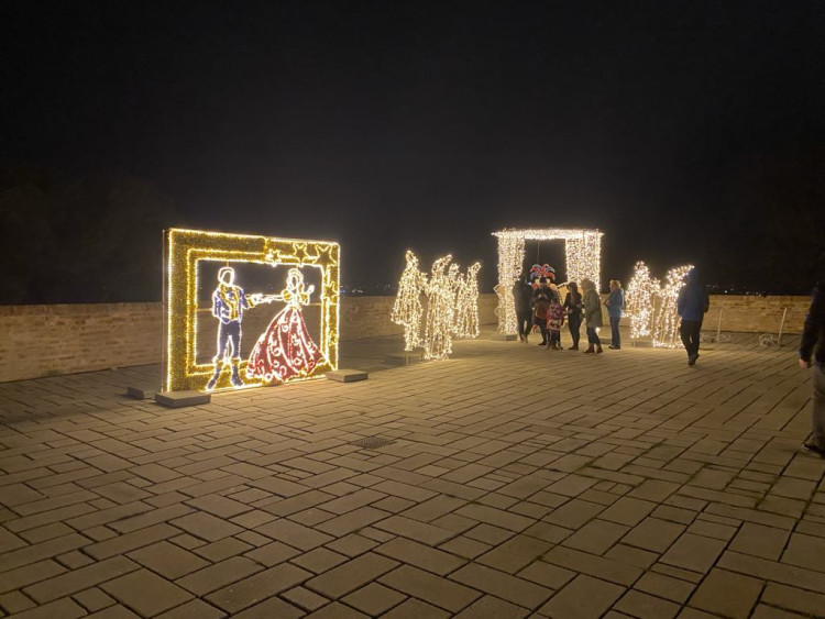 Brněnský hrad Špilberk rozzářily statisíce světel. Odkazují na dávné legendy, nechybí ani světelný drak