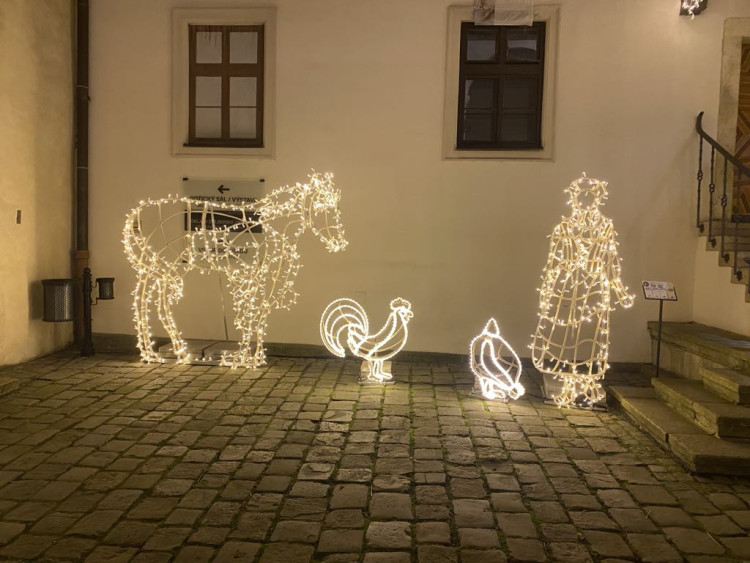 Brněnský hrad Špilberk rozzářily statisíce světel. Odkazují na dávné legendy, nechybí ani světelný drak