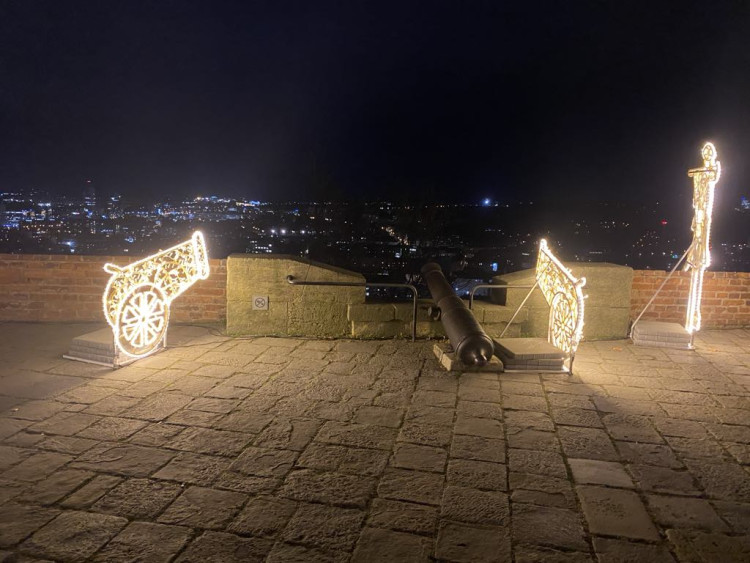 Brněnský hrad Špilberk rozzářily statisíce světel. Odkazují na dávné legendy, nechybí ani světelný drak