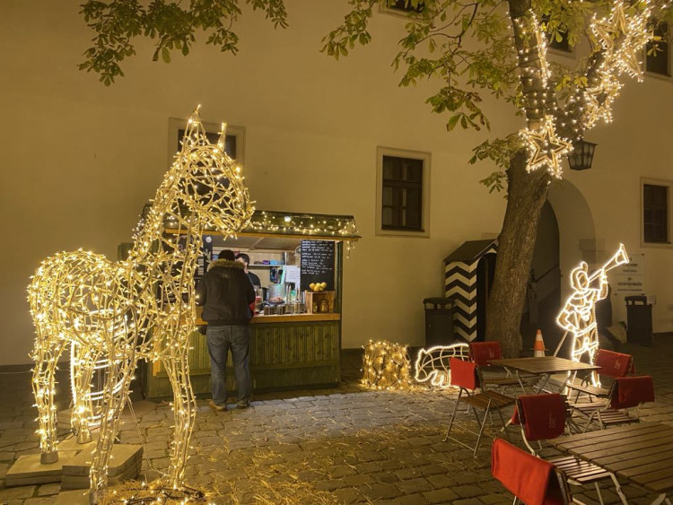 Brněnský hrad Špilberk rozzářily statisíce světel. Odkazují na dávné legendy, nechybí ani světelný drak