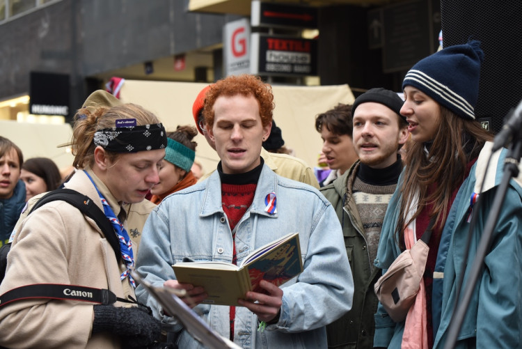 FOTOGALERIE: Tisíce lidí, fronta na Havla a Modlitba pro Martu v novém podání. Tak letos vypadaly oslavy výročí 17. listopadu na Národní třídě