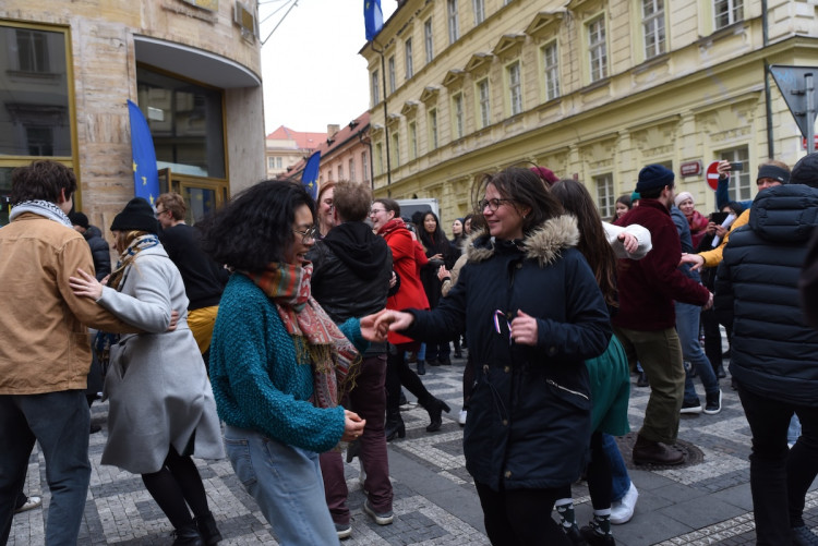 FOTOGALERIE: Tisíce lidí, fronta na Havla a Modlitba pro Martu v novém podání. Tak letos vypadaly oslavy výročí 17. listopadu na Národní třídě
