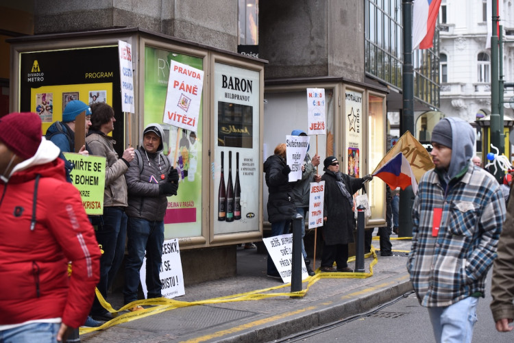 FOTOGALERIE: Tisíce lidí, fronta na Havla a Modlitba pro Martu v novém podání. Tak letos vypadaly oslavy výročí 17. listopadu na Národní třídě