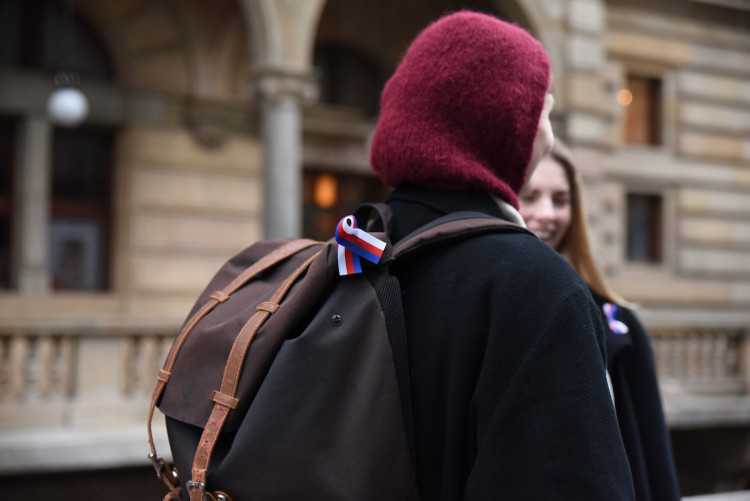 FOTOGALERIE: Tisíce lidí, fronta na Havla a Modlitba pro Martu v novém podání. Tak letos vypadaly oslavy výročí 17. listopadu na Národní třídě