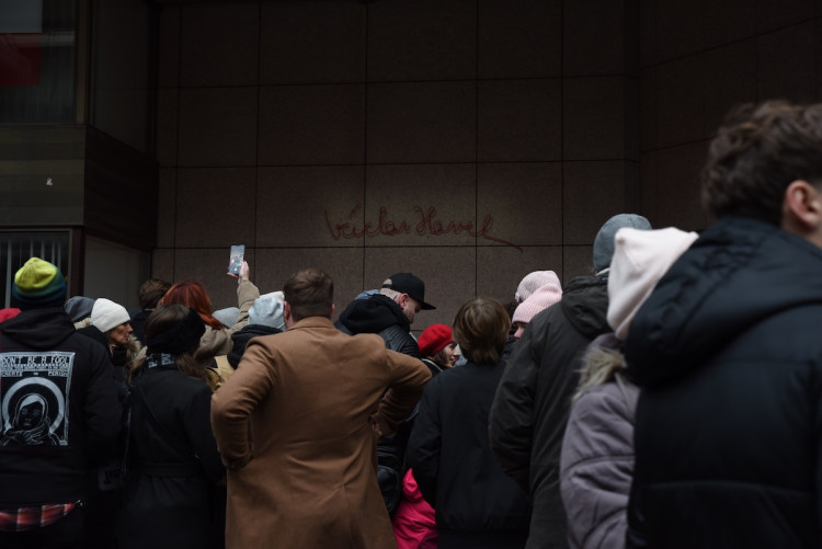 FOTOGALERIE: Tisíce lidí, fronta na Havla a Modlitba pro Martu v novém podání. Tak letos vypadaly oslavy výročí 17. listopadu na Národní třídě