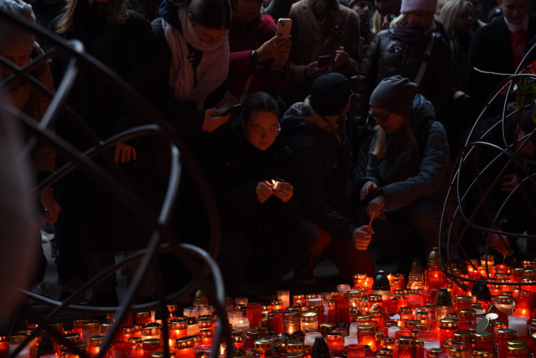 FOTOGALERIE: Tisíce lidí, fronta na Havla a Modlitba pro Martu v novém podání. Tak letos vypadaly oslavy výročí 17. listopadu na Národní třídě