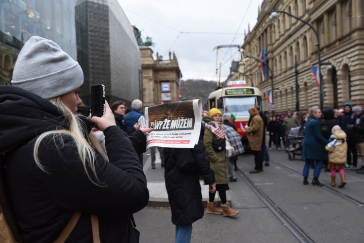 FOTOGALERIE: Tisíce lidí, fronta na Havla a Modlitba pro Martu v novém podání. Tak letos vypadaly oslavy výročí 17. listopadu na Národní třídě