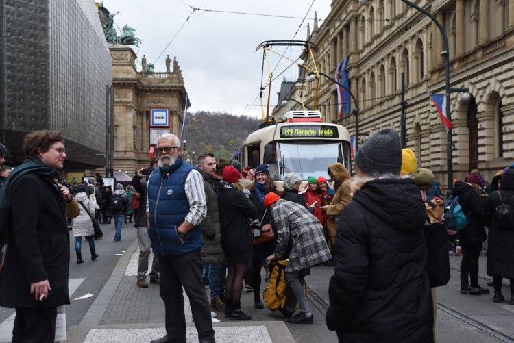FOTOGALERIE: Tisíce lidí, fronta na Havla a Modlitba pro Martu v novém podání. Tak letos vypadaly oslavy výročí 17. listopadu na Národní třídě