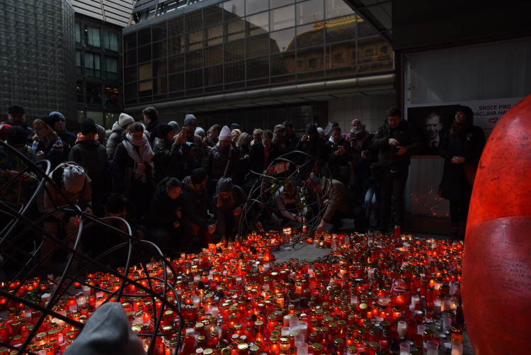 FOTOGALERIE: Tisíce lidí, fronta na Havla a Modlitba pro Martu v novém podání. Tak letos vypadaly oslavy výročí 17. listopadu na Národní třídě