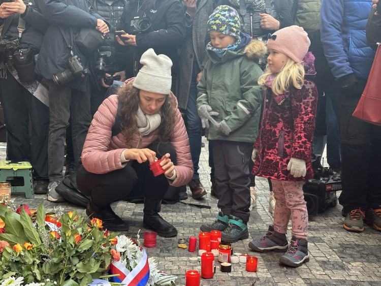 FOTOGALERIE: Tisíce lidí, fronta na Havla a Modlitba pro Martu v novém podání. Tak letos vypadaly oslavy výročí 17. listopadu na Národní třídě