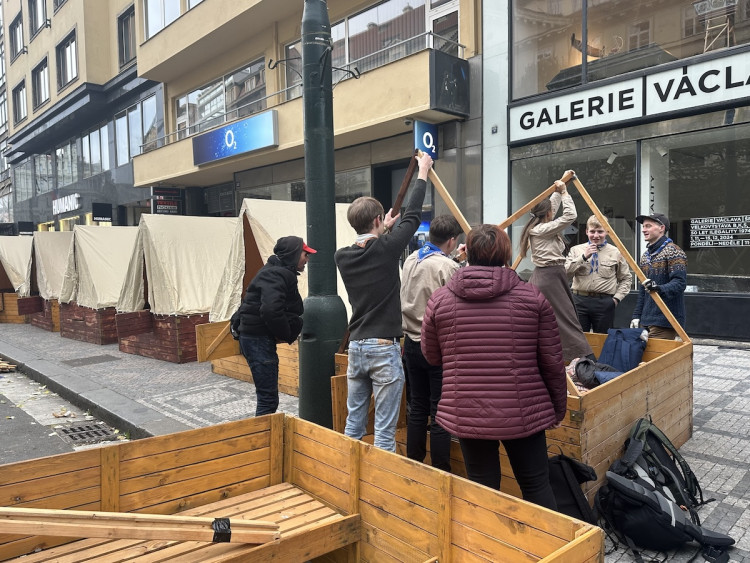 FOTOGALERIE: Tisíce lidí, fronta na Havla a Modlitba pro Martu v novém podání. Tak letos vypadaly oslavy výročí 17. listopadu na Národní třídě