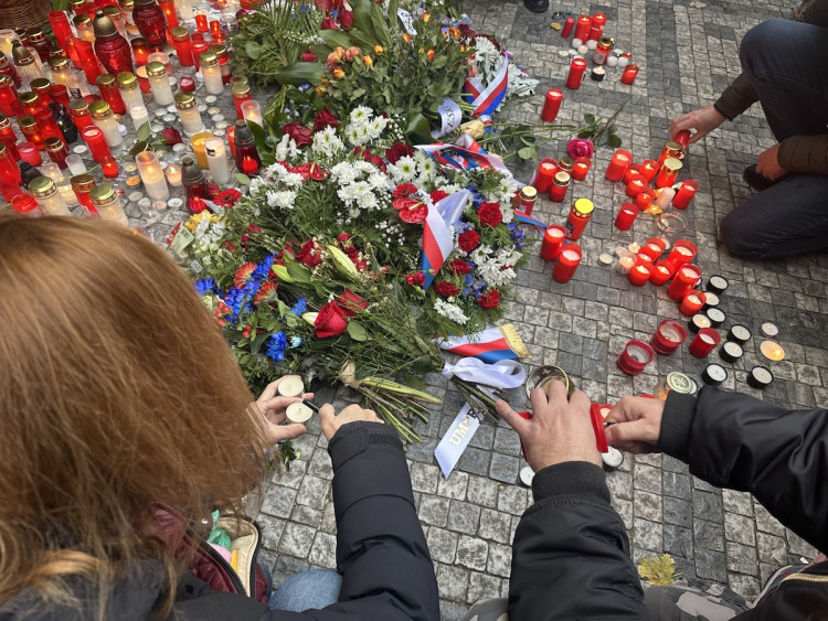 FOTOGALERIE: Tisíce lidí, fronta na Havla a Modlitba pro Martu v novém podání. Tak letos vypadaly oslavy výročí 17. listopadu na Národní třídě