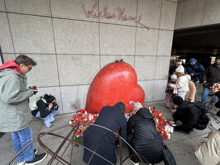 FOTOGALERIE: Tisíce lidí, fronta na Havla a Modlitba pro Martu v novém podání. Tak letos vypadaly oslavy výročí 17. listopadu na Národní třídě