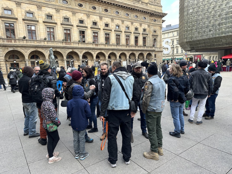 FOTOGALERIE: Tisíce lidí, fronta na Havla a Modlitba pro Martu v novém podání. Tak letos vypadaly oslavy výročí 17. listopadu na Národní třídě